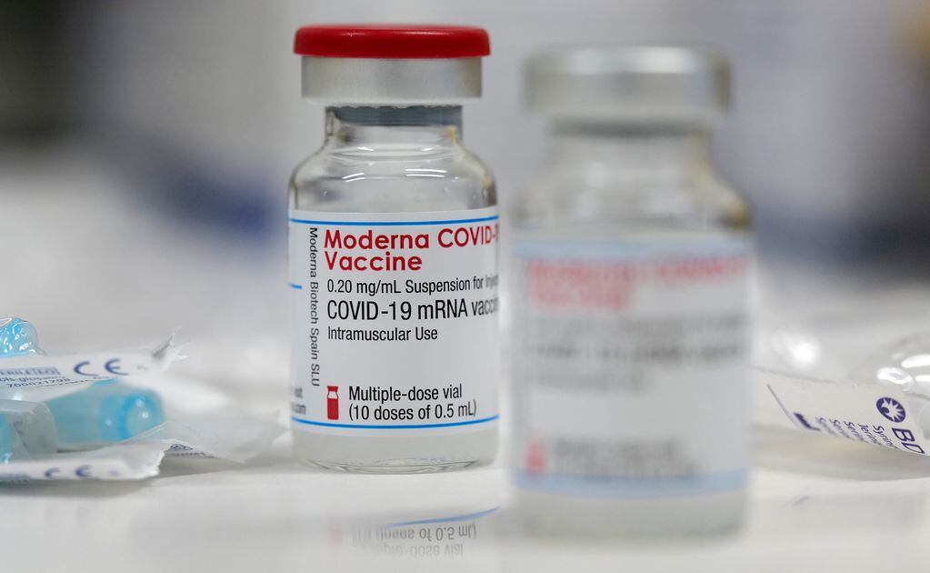 La vacuna contra el coronavirus del laboratorio Moderna confiere una mejor protección a largo plazo contra la hospitalización que la de la empresa Pfizer, según estudios.  