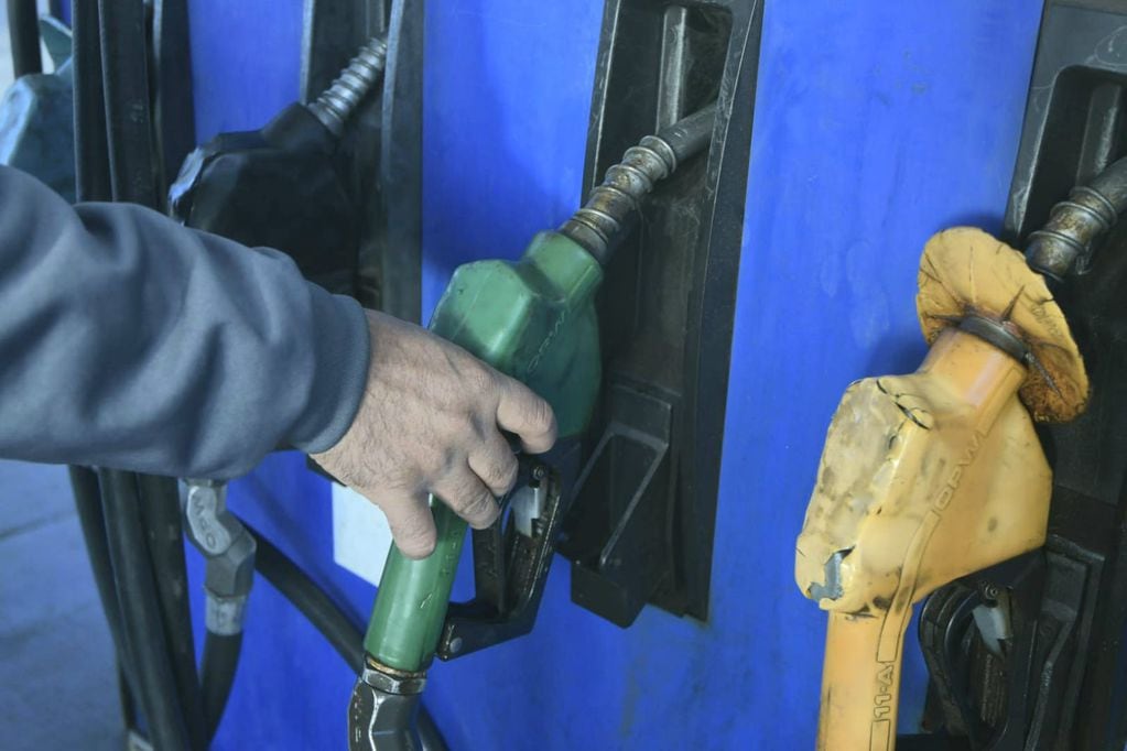 Aumento del precio de combustibles en YPF (Orlando Pelichotti / Los Andes)
