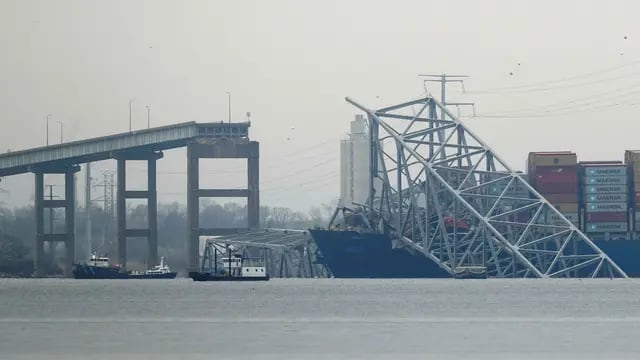 Un buque portacontenedores descansa sobre los restos del puente Francis Scott Key el miércoles 27 de marzo de 2024, en Baltimore, Maryland.
