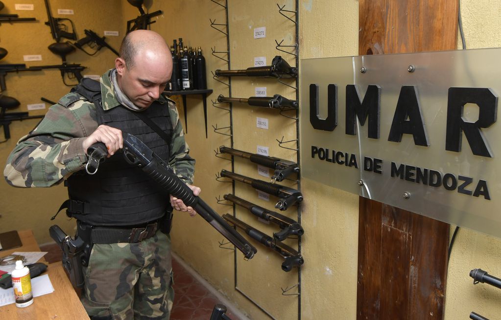 En la Sala de Armas Auxiliar Luis Lampazzona, manipula escopeta a repetición calibre 12/70.Foto: Orlando Pelichotti / Los Andes