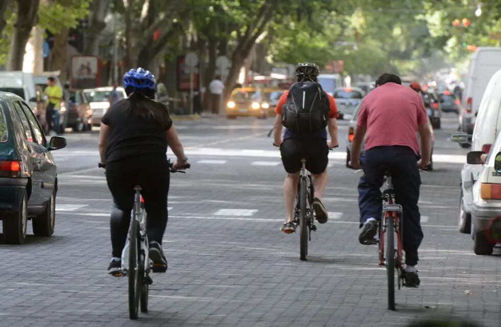 Nueva Ley de tránsito: casco y luces, obligatorios para ciclistas