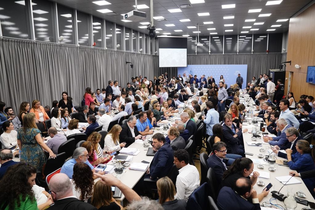 Plenario de comisiones de Diputados por la "ley ómnibus" (Foto: Clarín)