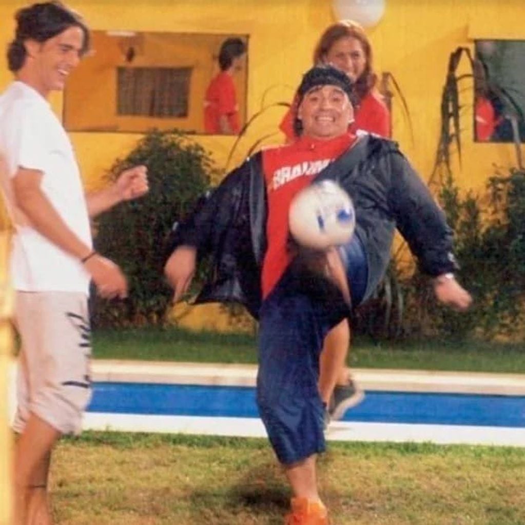 Santiago Almeyda con Maradona, en GH 2001