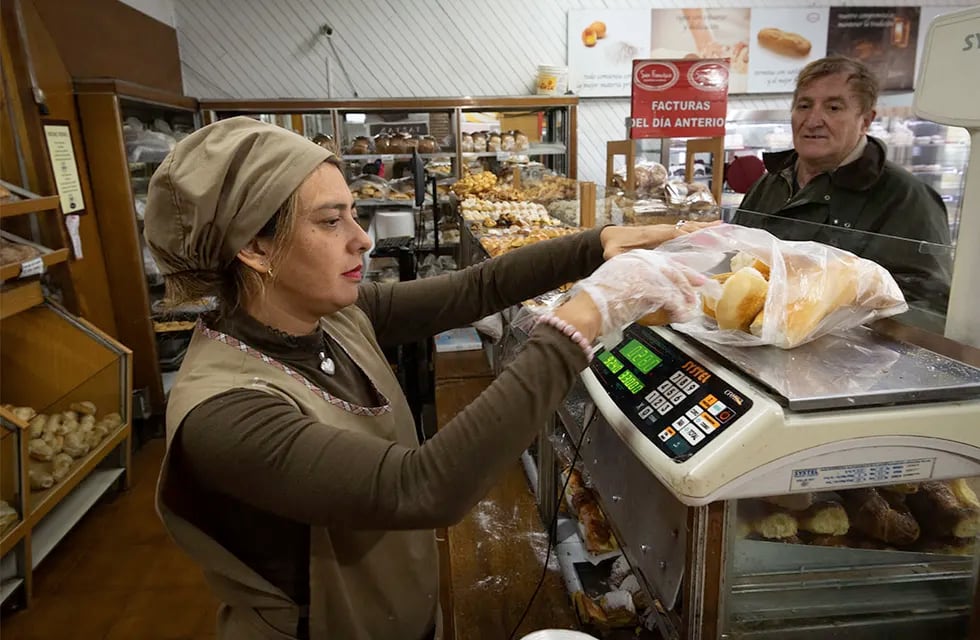 Panadería La Primavera Aumentó el consumo de pan en Argentina.
Barbara Lucero atendiendo al público 

Foto: Ignacio Blanco / Los Andes  