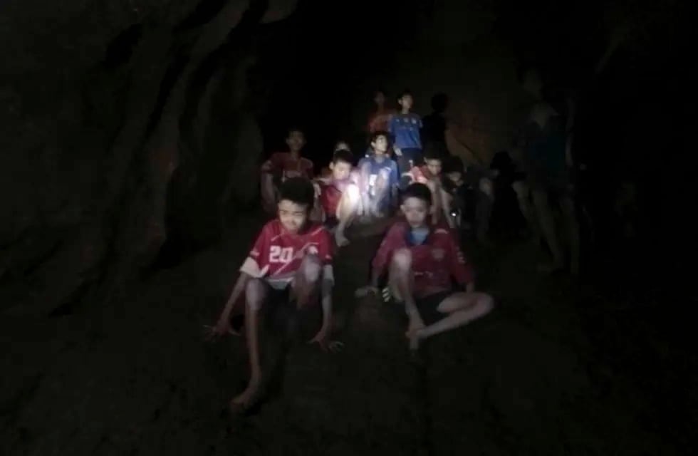 Bucear o esperar, el drama de los niños atrapados en la cueva de Tailandia 