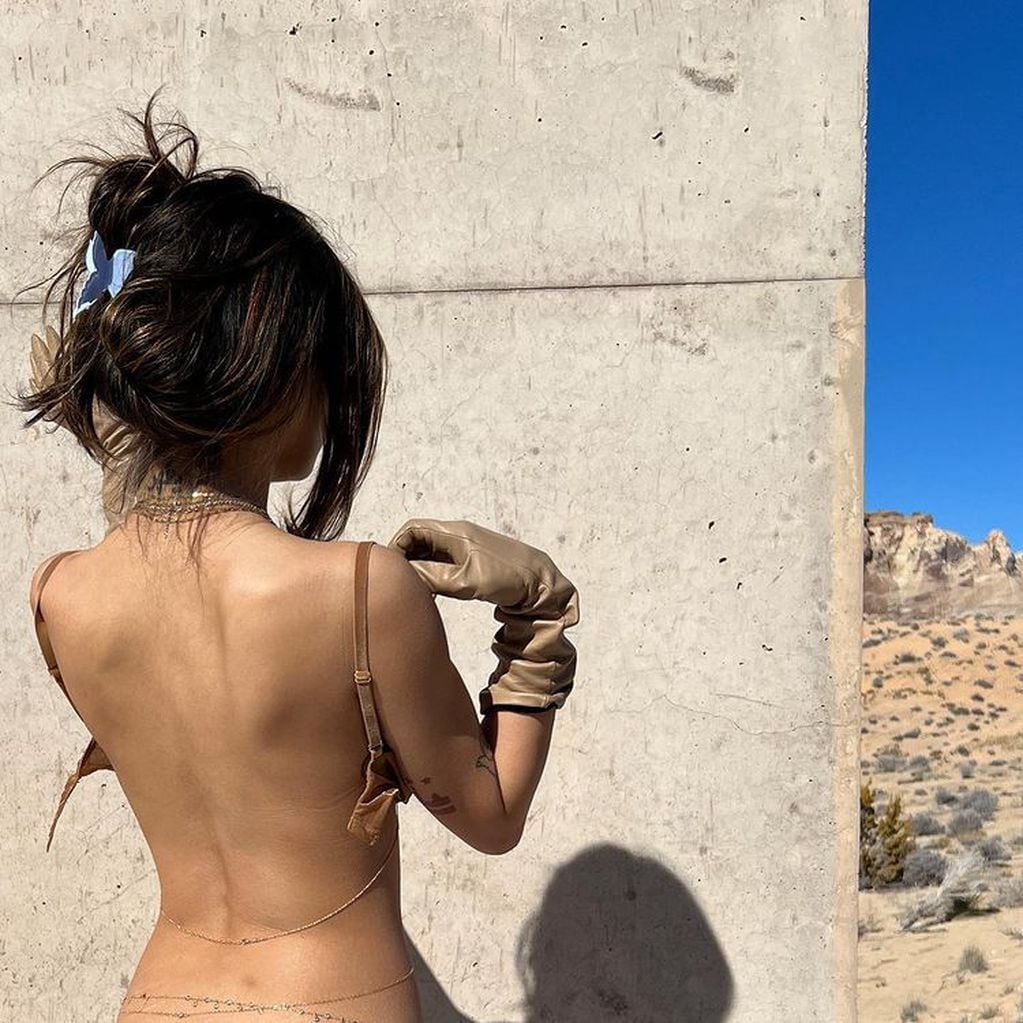 Mia Khalifa quedó sin ropa en medio del desierto y cautivó a sus fans