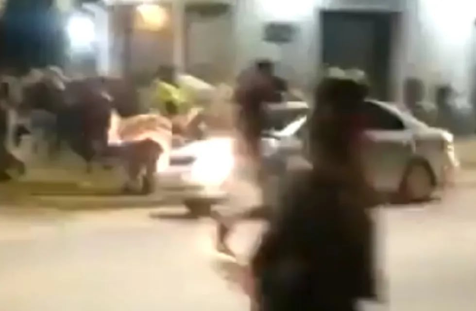 Las fuertes imágenes fueron captadas por testigos de la pelea. Foto: captura de video.