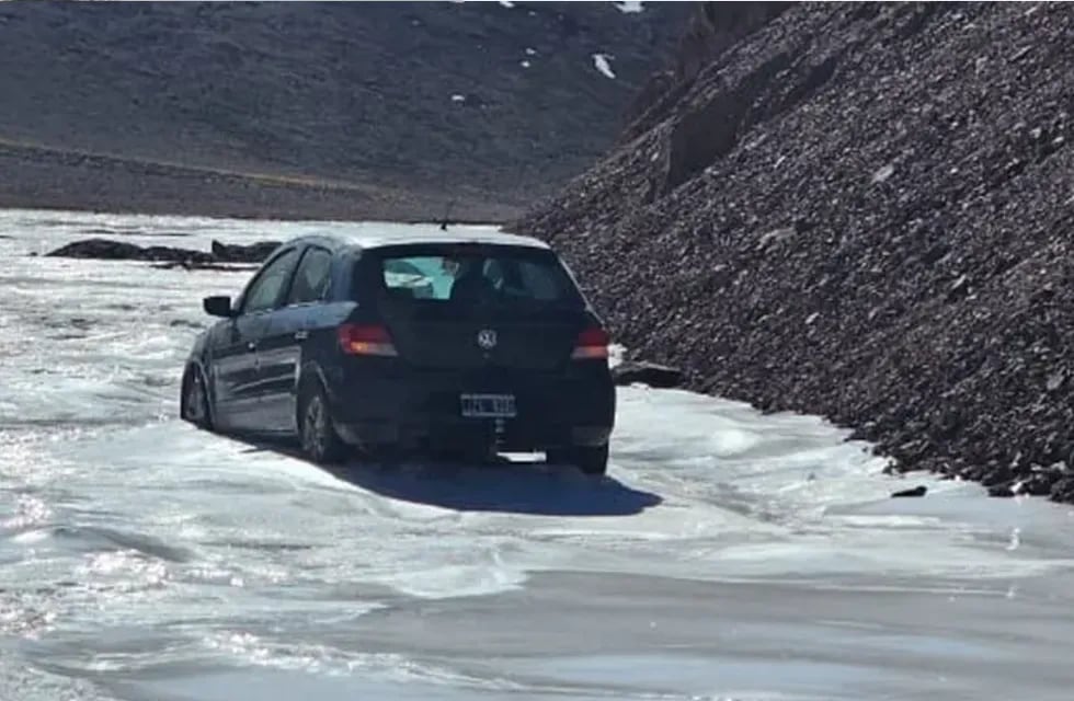 El auto quedó atascado en el hielo - Foto El Ancasti