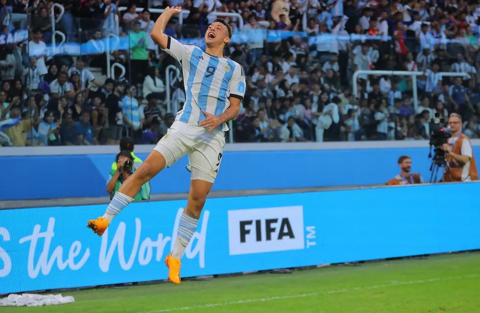 Alejo Véliz anotó de cabeza para el 1-0 de Argentina sobre Guatemala, en Santiago del Estero, por el Mundial Sub 20. (Prensa Argentina)