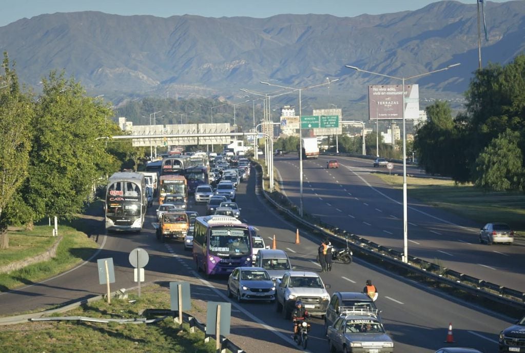 Ómnibus de larga distancia cortan el acceso a la Ciudad de Mendoza, dejando media calzada para la circulación de otros vehículos./Orlando Pelicchotti- Los Andes