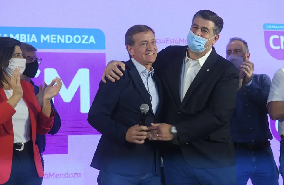 El gobernador Rodolfo Suárez y el vicegobernador Mario Abed celebraron junto a otros dirigentes el triunfo electoral en el búnker de Cambia Mendoza. Foto: Ignacio Blanco / Los Andes