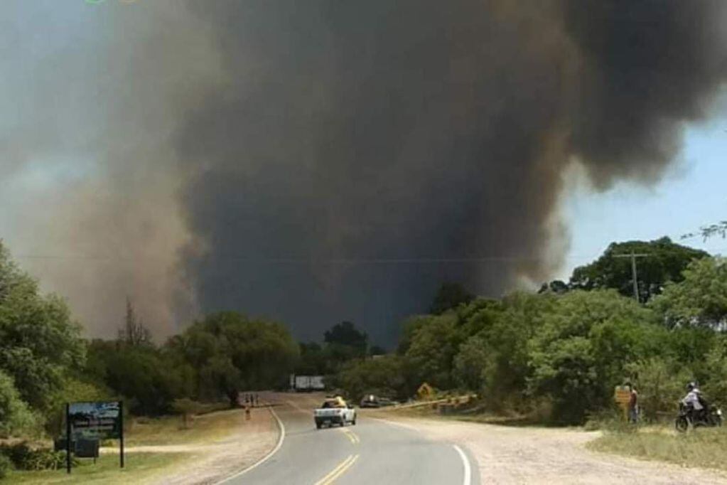 Incendio. En San Marcos Sierras (Foto de Twitter @RosaGalano1).