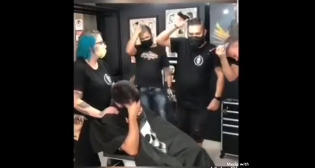 Barberos sorprendieron a un joven que padece cáncer