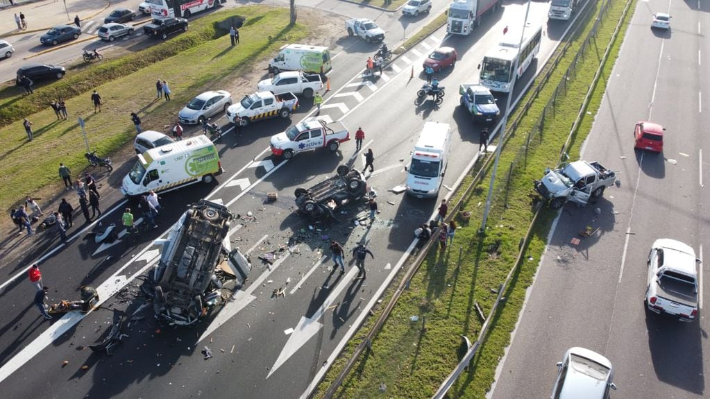 Un choque en cadena en la Autopista Panamericana dejó un muerto y casi una decena de heridos.