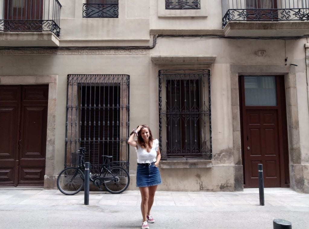La mini falda y una remera blanca son las prendas favoritas de Giani para caminar por las calles de España 