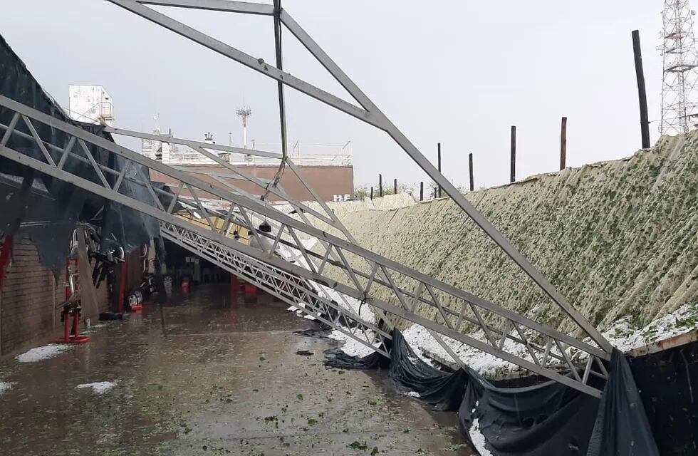 Un techo de una empresa se desmoronó debido al peso del granizo que cayó sobre el Gran Mendoza.