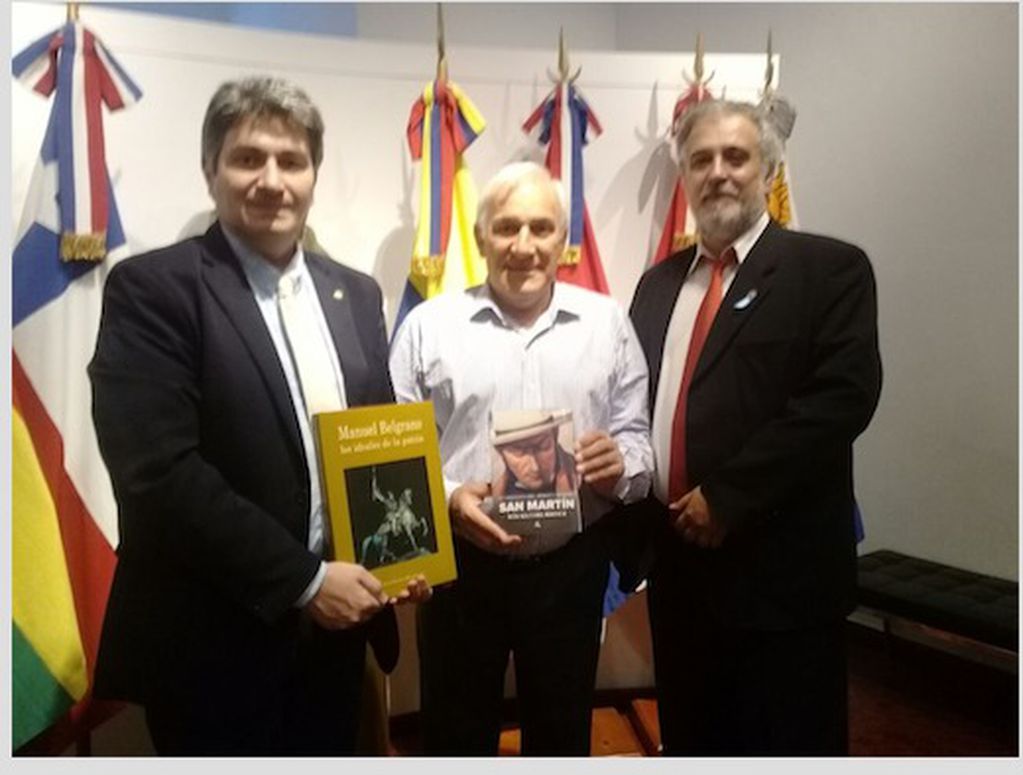 El Lic. Juan Marcelo Calabria junto al Lic. Manuel Belgrano y el escritor Roberto Colimodio. Foto: Gentileza