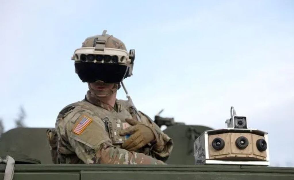 El ejército estadounidense planea distribuir 40 mil gafas inteligentes entre sus soldados, con las cuales podrán ver a través de muros y enlazarse de forma remota a cámaras estratégicas. Foto Ejército de los Estados Unidos.