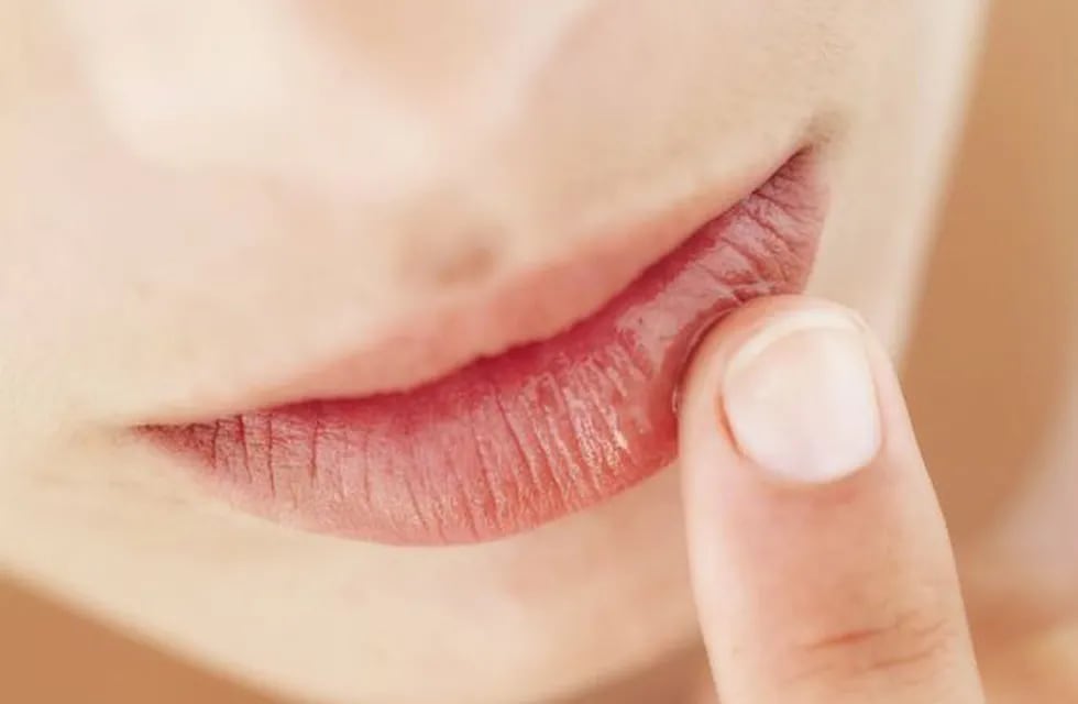 Acabar con el problema de los labios resecos y agrietados desde casa es posible y muy fácil de incorporar en nuestra rutina diaria. ¿Por que a quién no le gusta lucir unos labios humectados y sanos?