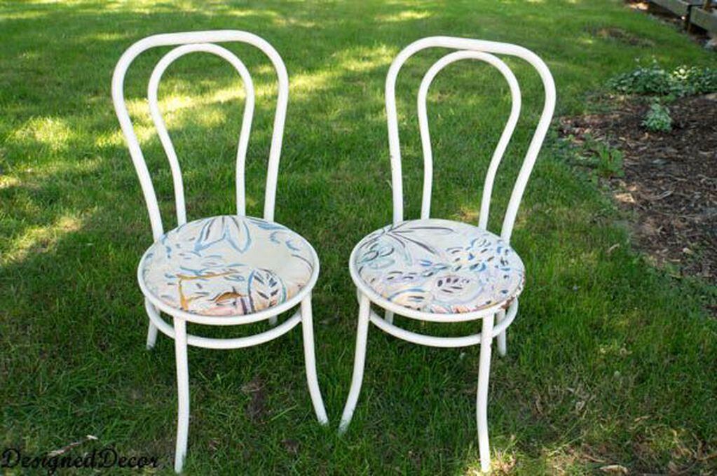 Las sillas de hierro resisten las modas y el paso del tiempo. Un poco de pintura para metal y cambiar la tela del almohadón es una salida fácil y económica.