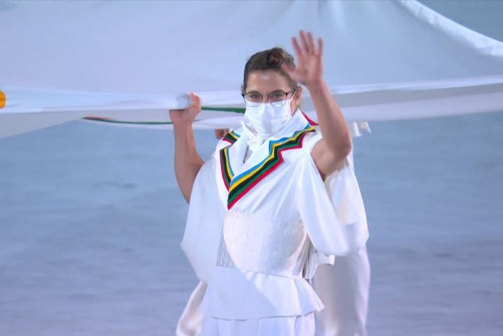 Paula Pareto con la bandera Olímpica en la ceremonia inaugural de los Juegos Olímpicos de Tokio 2020.
 