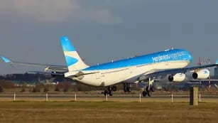 Embraer 190. Con este avión para 96 pasajeros, la aerolínea estatal cubrirá la nueva ruta entre Río Cuarto y Buenos Aires.