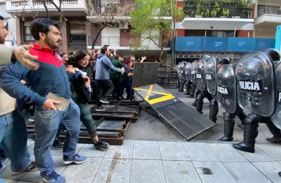 Militantes y policías de infantería se enfrentaron frente a la casa de Cristina Kirchner. - Gentileza