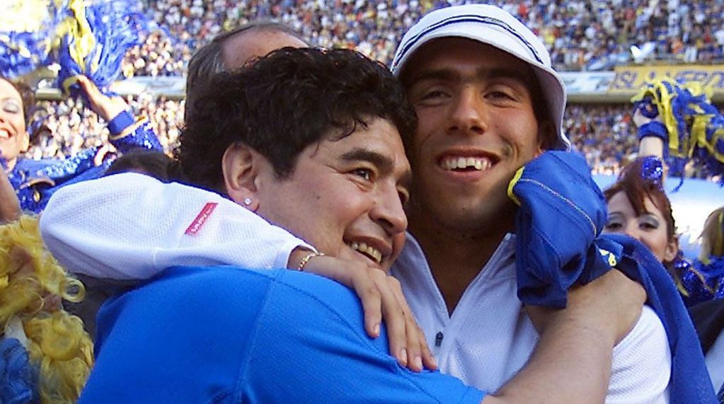 Tevez recibió a Maradona en la Bombonera en el 2005. Amor eterno. 