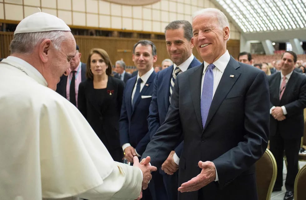 Joe Biden en su primer discurso en la casa oval revela con una foto su relación con el Papa.