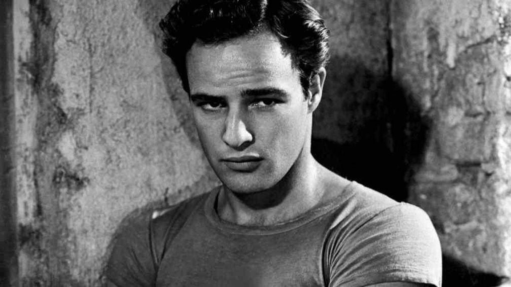 Marlon Brando en sus años mozos y de galán. Su vida, repleta de escándalos y excentricidades, entró en un pozo tras la condena a prisión a su hijo y el suicidio de su hija.