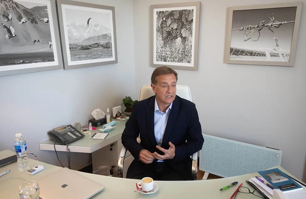 Entrevista al Gobernador de la provincia de Mendoza Rodolfo Suarez en su despacho de la casa de Gobierno. Foto: Ignacio Blanco / Los Andes