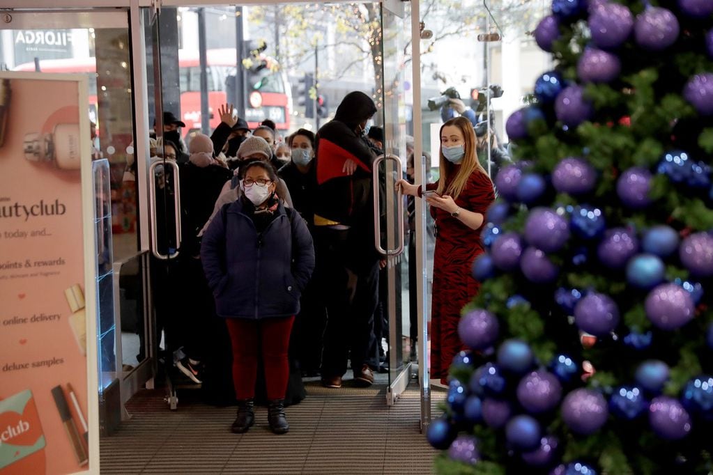 En vísperas de Navidad, las tiendas volvieron a abrir sus puertas este miércoles 2 de diciembre en Inglaterra - AP