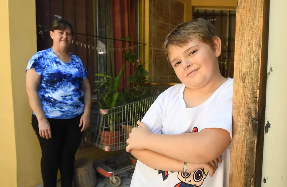 Toni junto a su mamá Alejandra. Antonio Zemleduch de 9 años estuvo 5 años con  tratamiento para superar un cáncer en el hospital Notti hoy fue dado de alta.