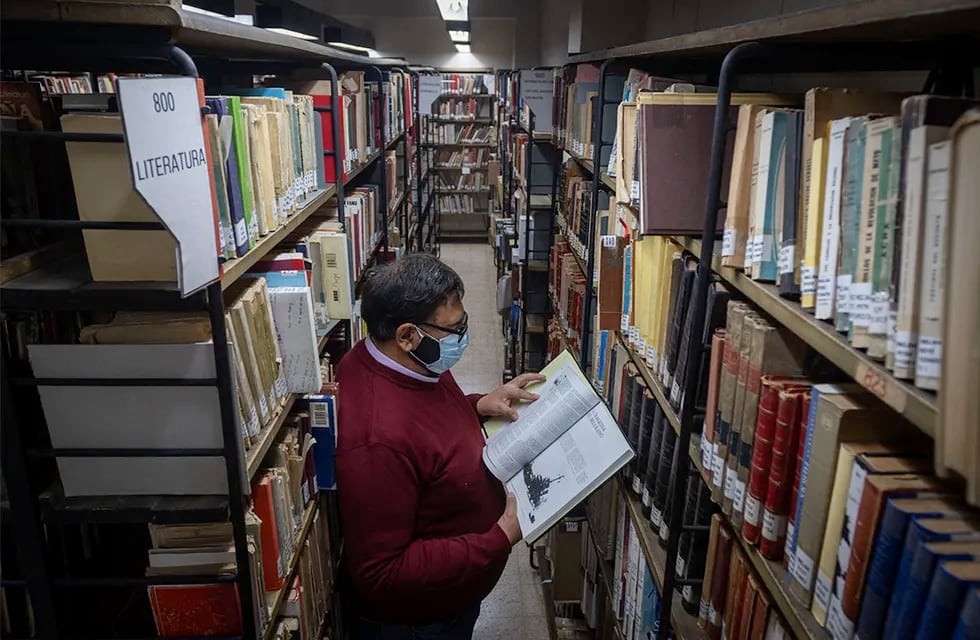 Unos 3.000 libros de los siglos XVI al XIX forman parte del patrimonio de los mendocinos. Foto: Ignacio Blanco / Los Andes
