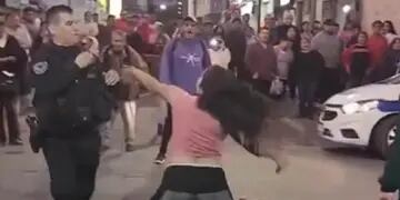 Mujer agrediendo a policía