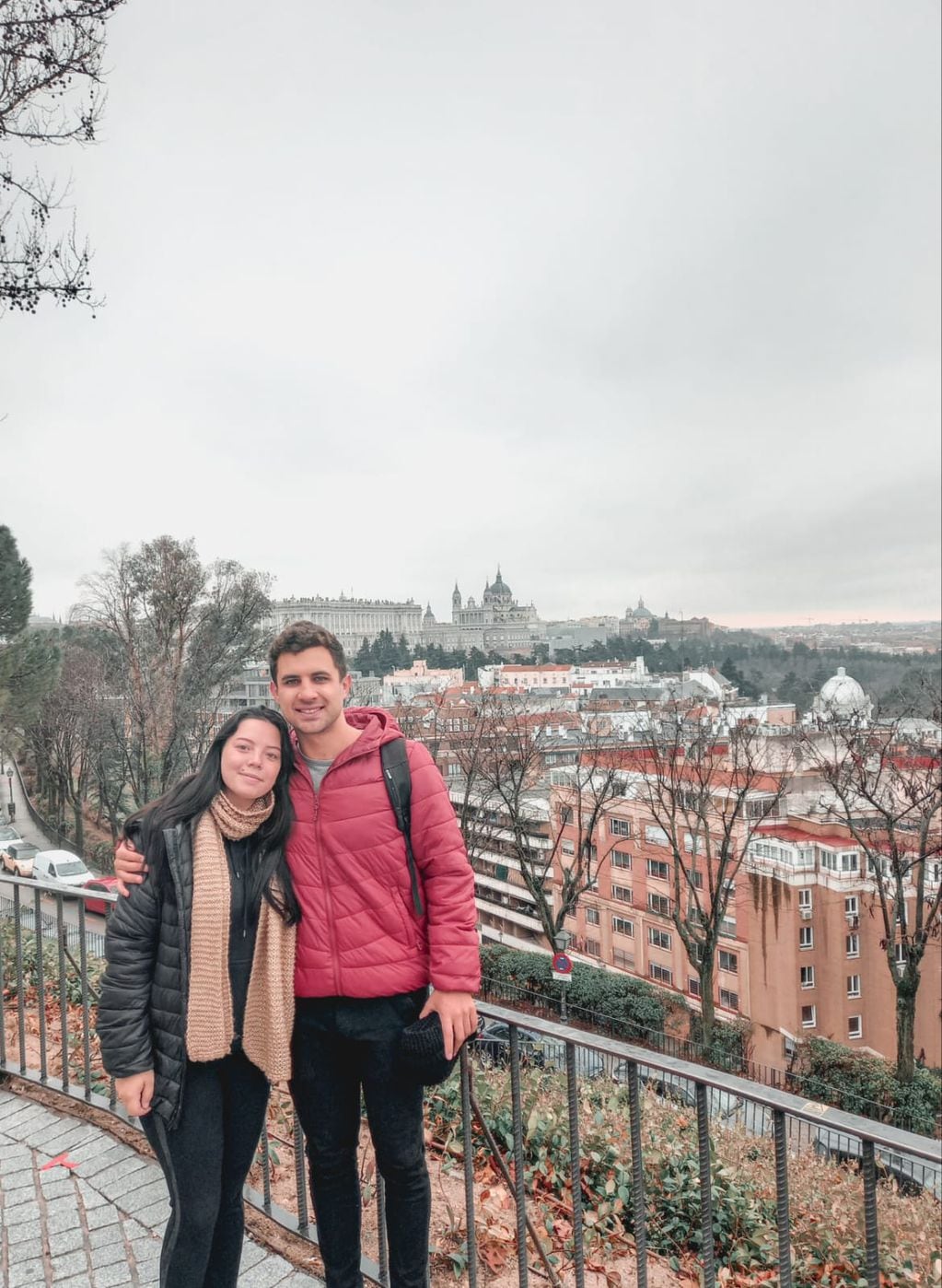 Pierina Gargantini (25) y Pablo Martín (26) viajaron primero a Madrid porque era el destino más económico de Europa. - Gentileza