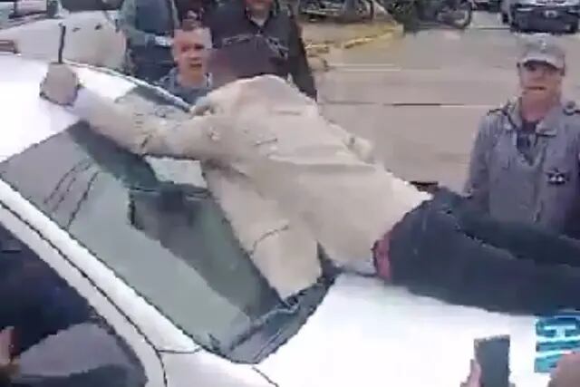 Chaco: un concejal se subió a un patrullero para evitar que desalojen una protesta y terminó detenido (VIDEO)