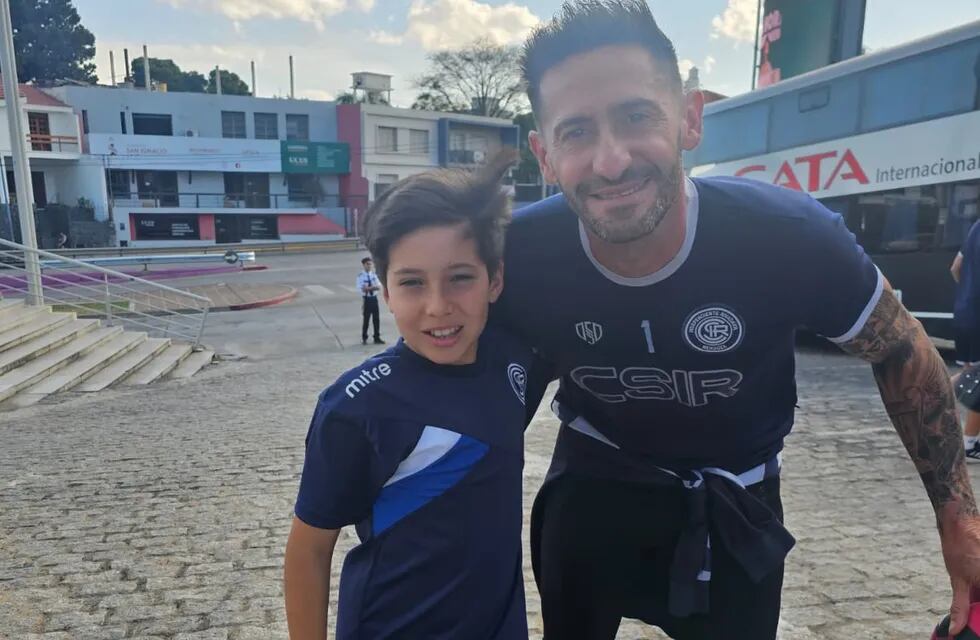 Julián Egarrat, fanático de independiente de 12 años, viajó a Córdoba junto a su papá Fernando y se sacó fotos con Maxi Gagliardo en la puerta del hotel. / Gentileza.