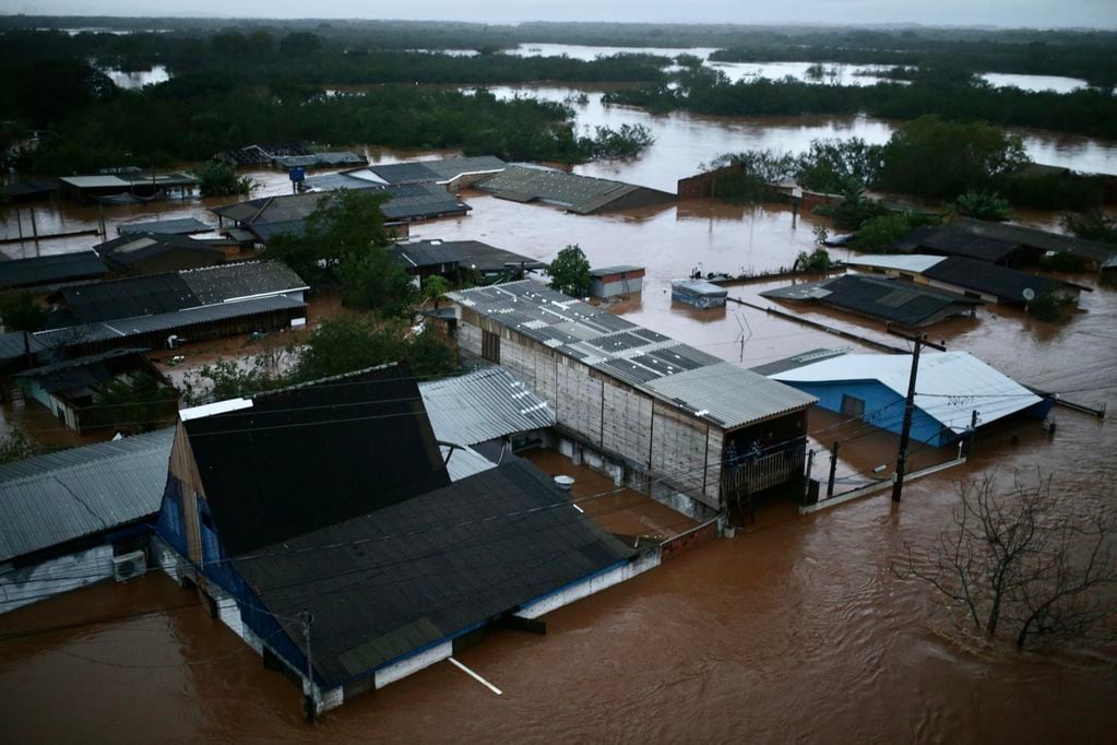 Fotografía aérea de una vasta zona inundada por las lluvias este viernes, en Porto Alegre.