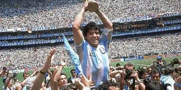 Maradona levanta la Copa en el campo del Azteca y a él lo levanta la gente. El momento más sublime de su carrera