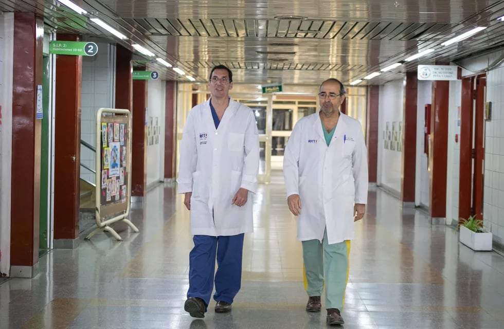 Médicos del hospital Notti realizaron por primera vez en Mendoza una cirugía de columna para colocar barras magnéticas. De izquierda a derecha, los cirujanos responsables del procedimiento; Dr. Alejandro Morales Ciancio y Dr. José Castro.