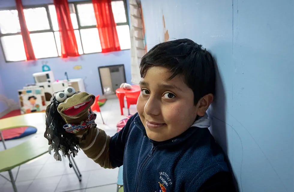 Con el títere el niño empezó a expresarse y fue una gran alegría. Hoy esa etapa está superada y volvió feliz al colegio. Foto: Ignacio Blanco / Los Andes