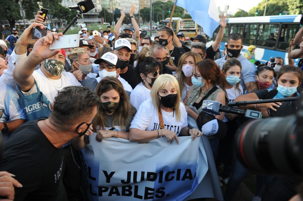 Claudia, Dalma y Gianinna encabezaron unos minutos la multitudinaria marcha por Maradona en el Obelisco para reclamar por la muerte del Diez. 