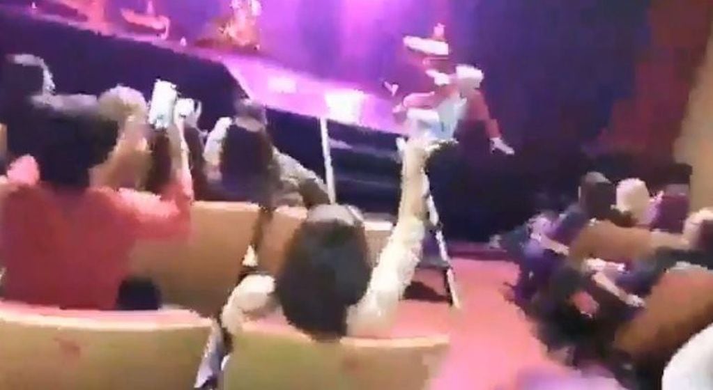 Sergio Denis se cayó mientras cantaba en el teatro Mercedes Sosa de Tucumán\u002E