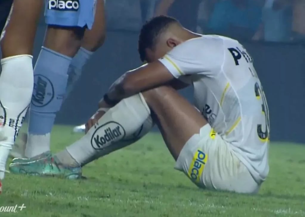Los jugadores del Santos quedaron devastados tras caer a la Serie B