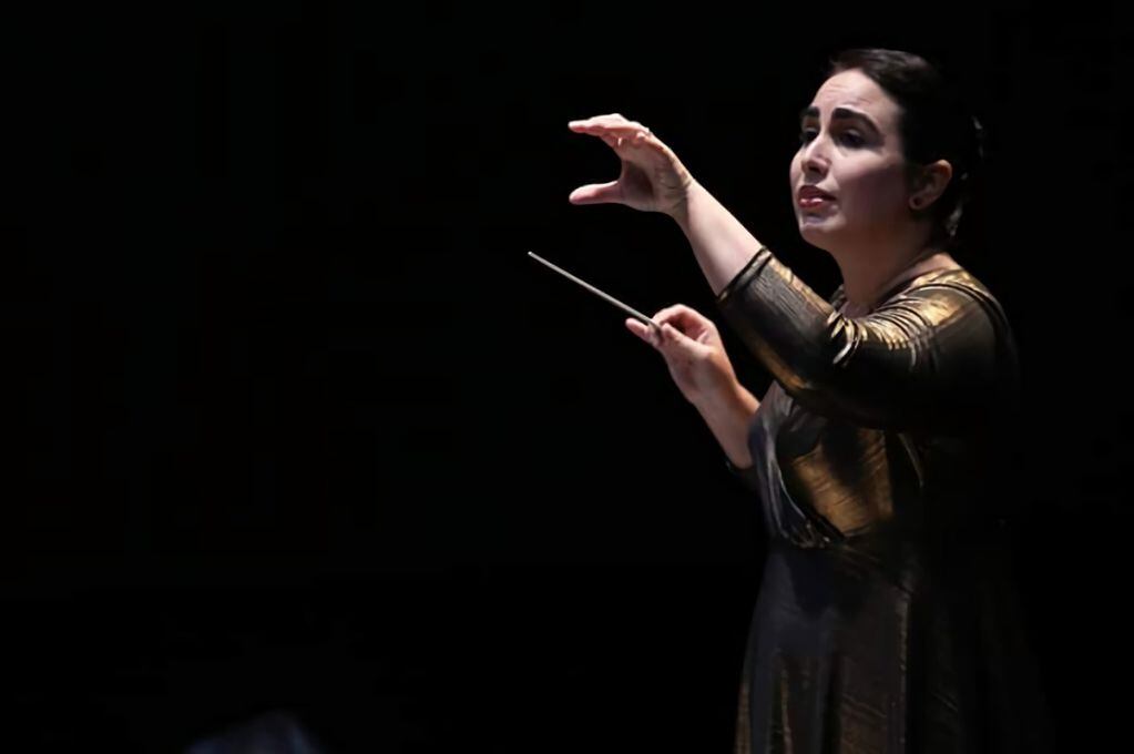 Yeni Delgado estará dirigiendo la Orquesta Filarmónica de Mendoza.