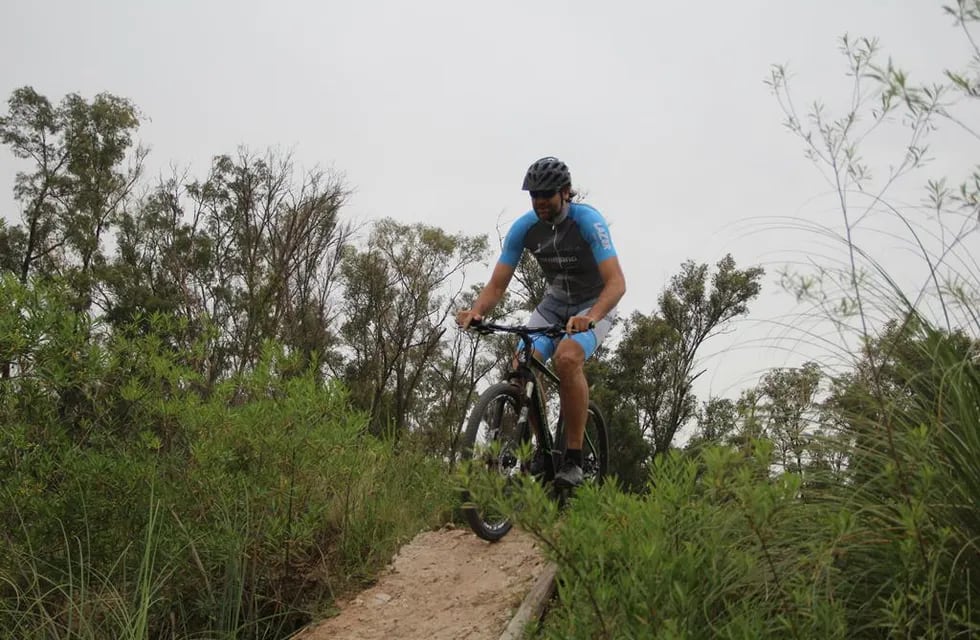 Fabricio Oberto se entrena en bici para subir al Aconcagua