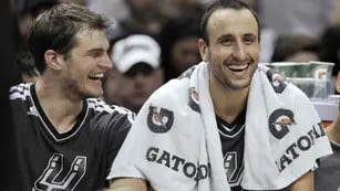 Splitter y Ginóbili, felices sobre el final del partido. Los Spurs cerraron el juego mucha comodidad (Foto: AP).