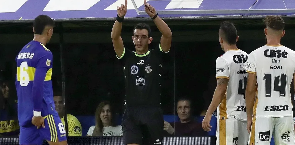 El momento en el que el árbitro Leandro Rey Hilfer cobra penal para Boca vs. Arsenal a instancias del VAR. 