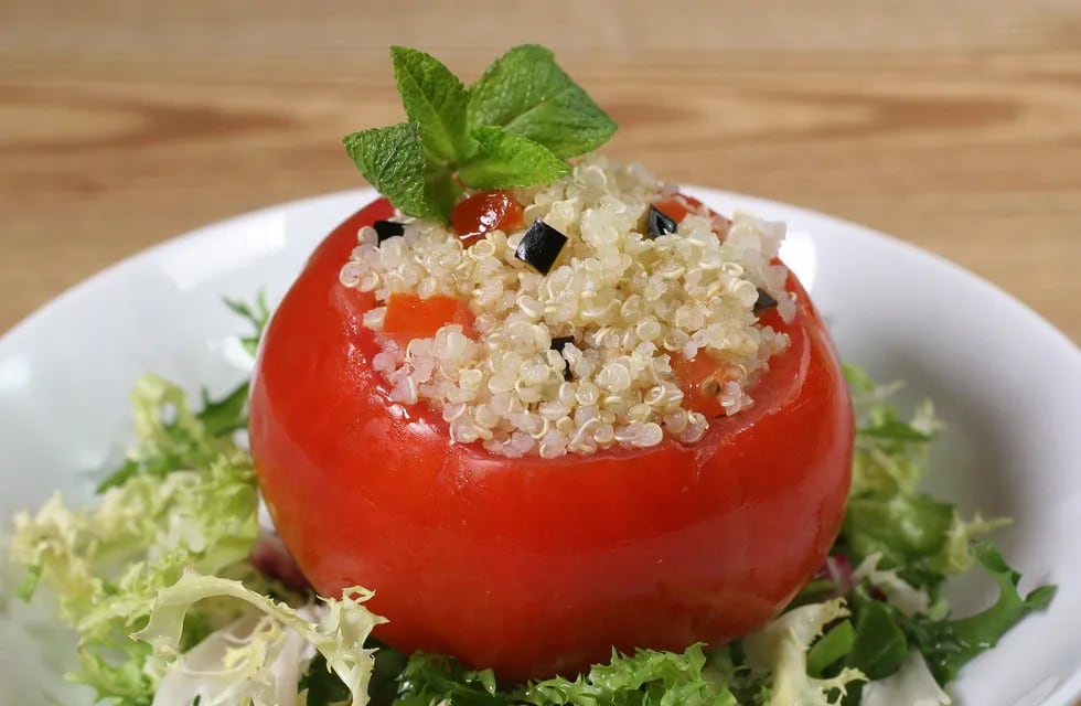 Tomates rellenos de quinoa y arroz yamaní